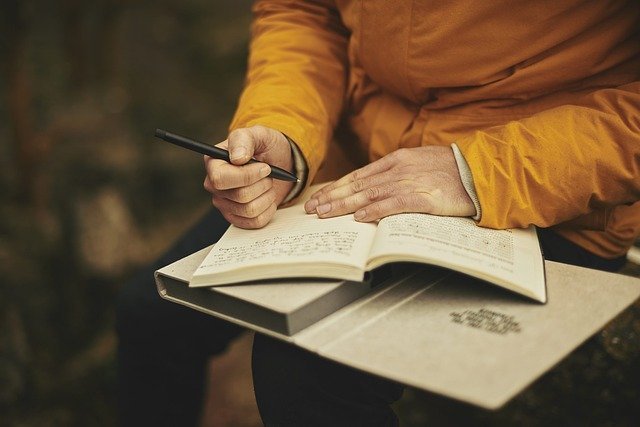 canalizaciones Primer plano de las manos de una persona escribiendo
