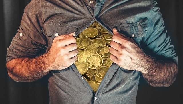 Hombre abriéndose la camisa, y en lugar de verse su pecho, se ven monedas
