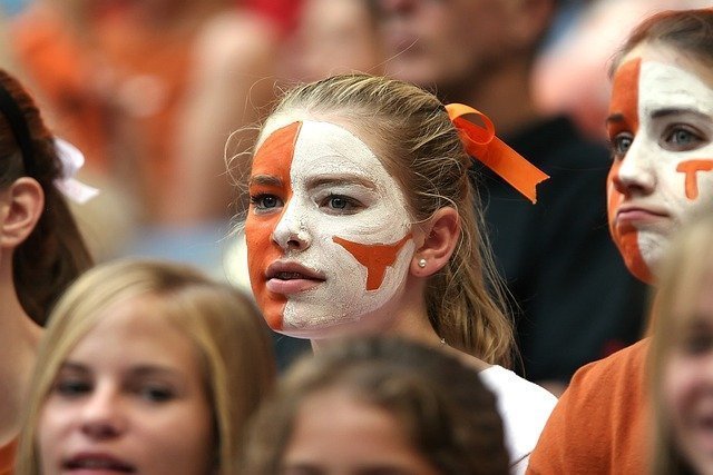 seguidores-y-detractores Chica fan de deporte con los colores de su equipo pintados en la cara