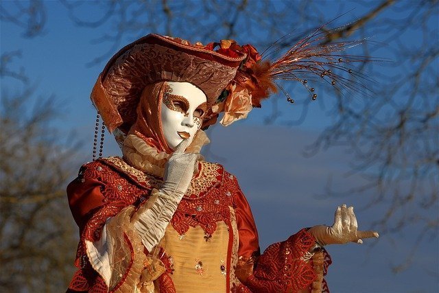 Mujer disfrazada con máscara veneciana