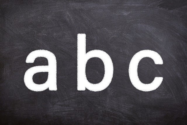 letras a, b y c escritas en una pizarra