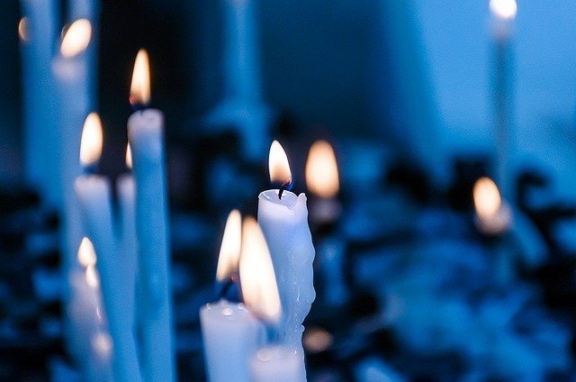 Velas encendidas con filtro azul
